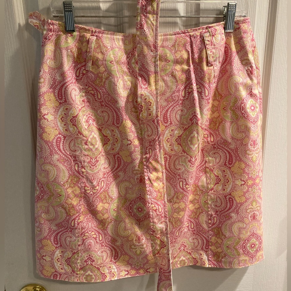 Evelyn skirt, size 6.  Cotton with belt.  Pleat in back.  Perfect for spring.​